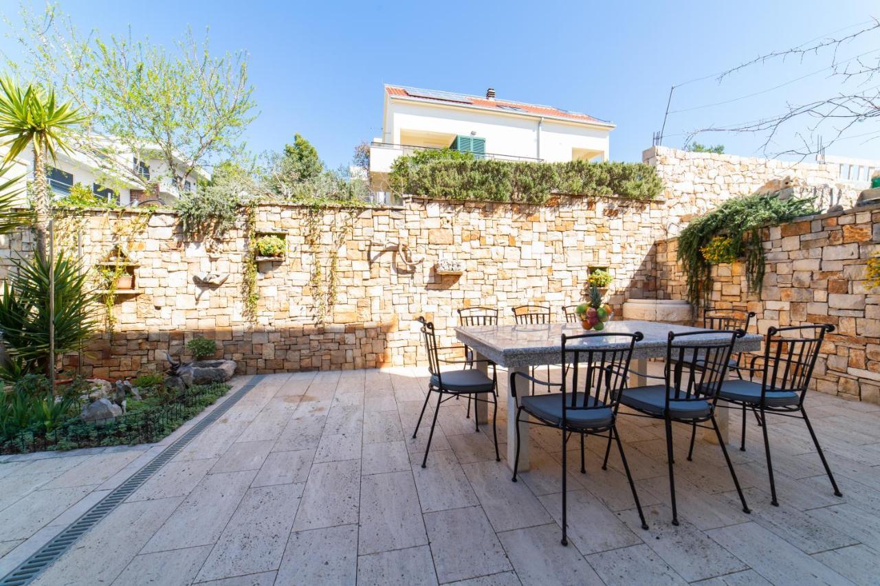 Villa Sun Garden - 4 Star Villa With Heated Swimming Pool, Quiet Bay, Bbq, 50M From The Sea Milna  Exteriér fotografie