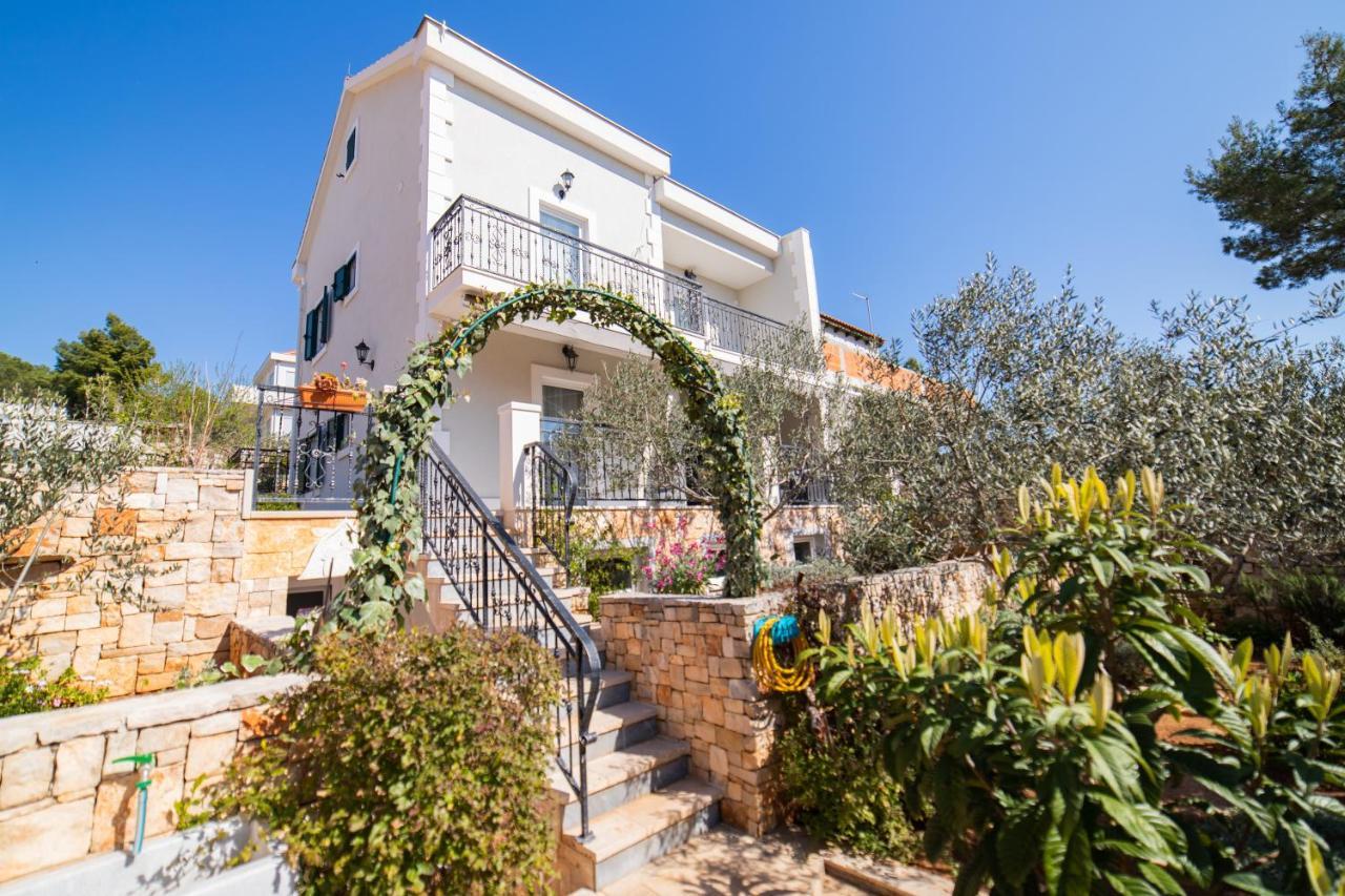 Villa Sun Garden - 4 Star Villa With Heated Swimming Pool, Quiet Bay, Bbq, 50M From The Sea Milna  Exteriér fotografie