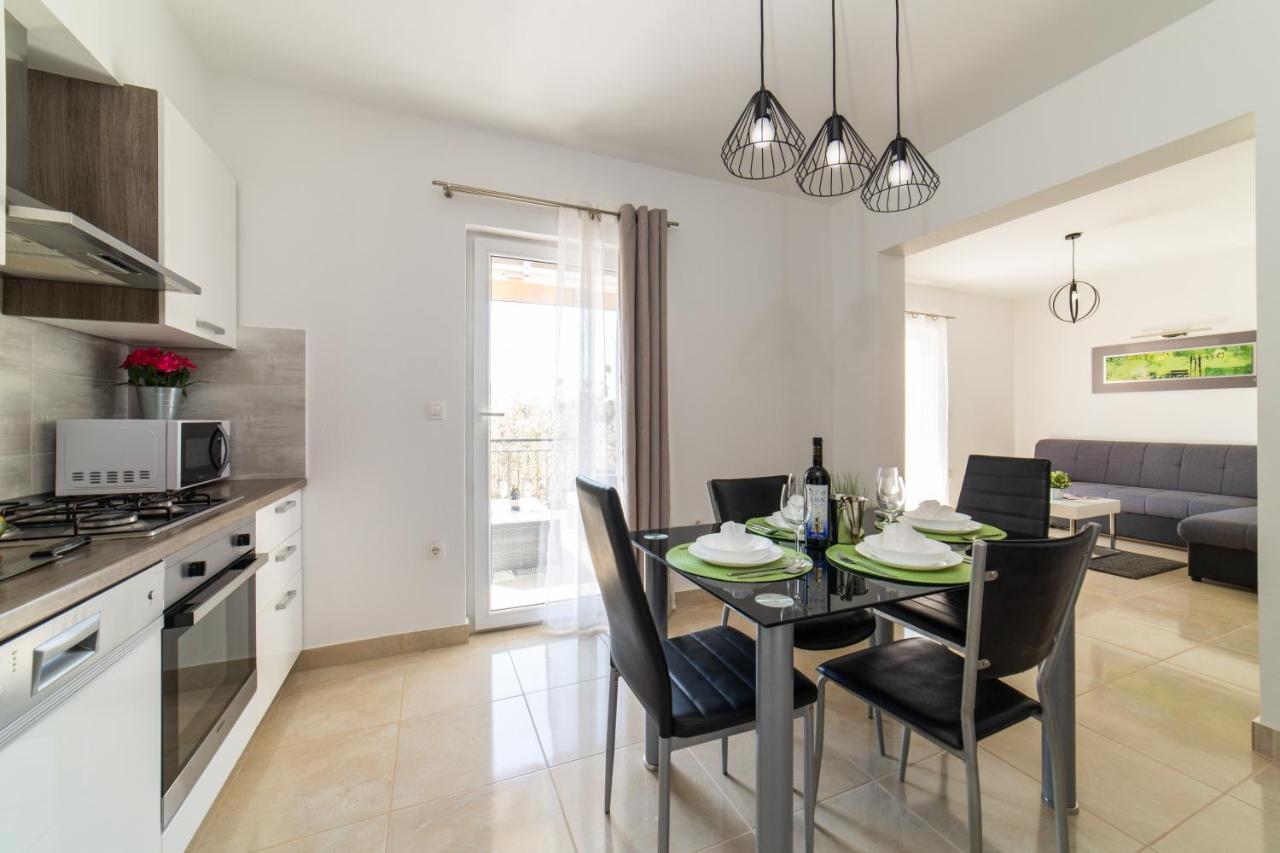 Villa Sun Garden - 4 Star Villa With Heated Swimming Pool, Quiet Bay, Bbq, 50M From The Sea Milna  Exteriér fotografie