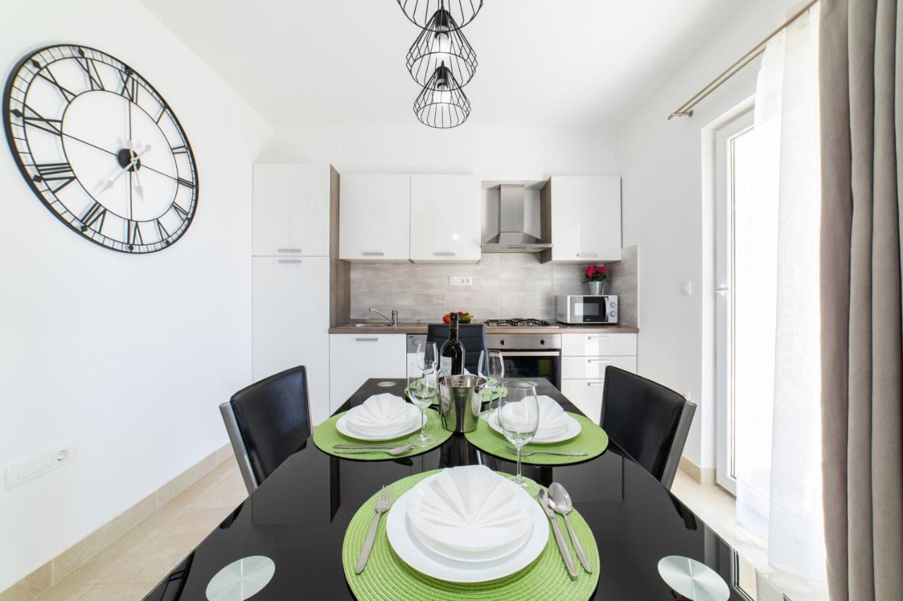 Villa Sun Garden - 4 Star Villa With Heated Swimming Pool, Quiet Bay, Bbq, 50M From The Sea Milna  Exteriér fotografie