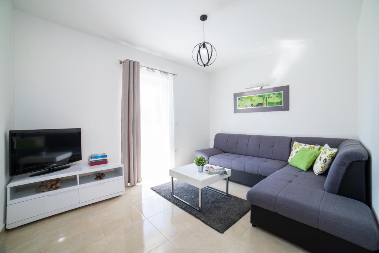 Villa Sun Garden - 4 Star Villa With Heated Swimming Pool, Quiet Bay, Bbq, 50M From The Sea Milna  Exteriér fotografie