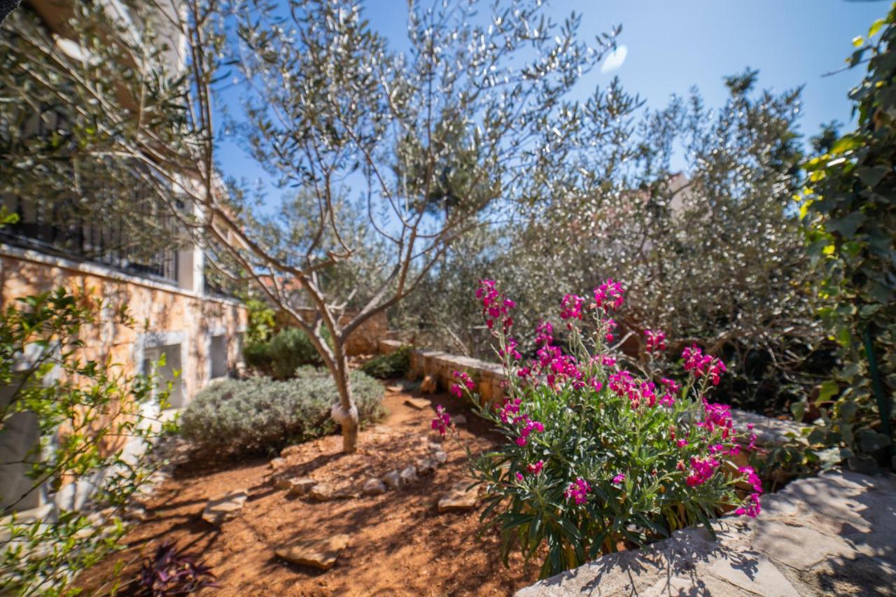 Villa Sun Garden - 4 Star Villa With Heated Swimming Pool, Quiet Bay, Bbq, 50M From The Sea Milna  Exteriér fotografie