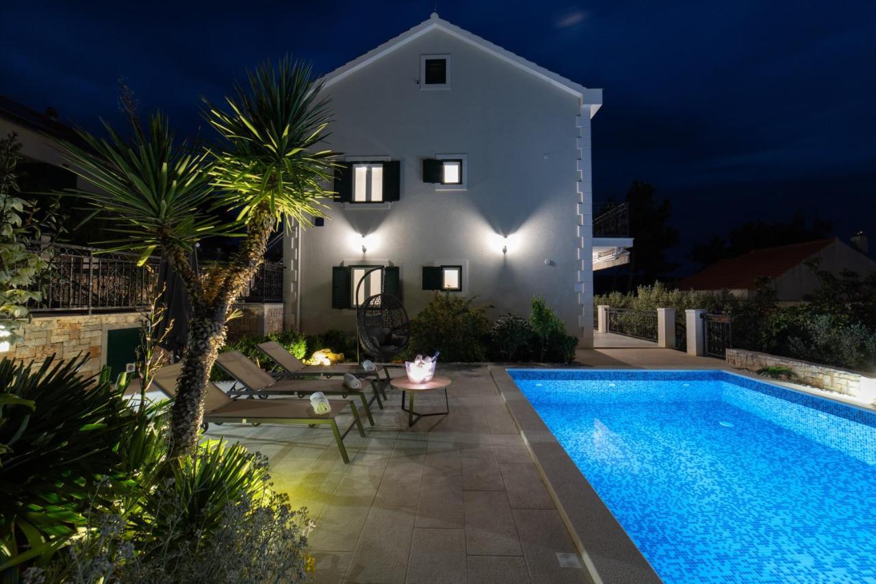 Villa Sun Garden - 4 Star Villa With Heated Swimming Pool, Quiet Bay, Bbq, 50M From The Sea Milna  Exteriér fotografie