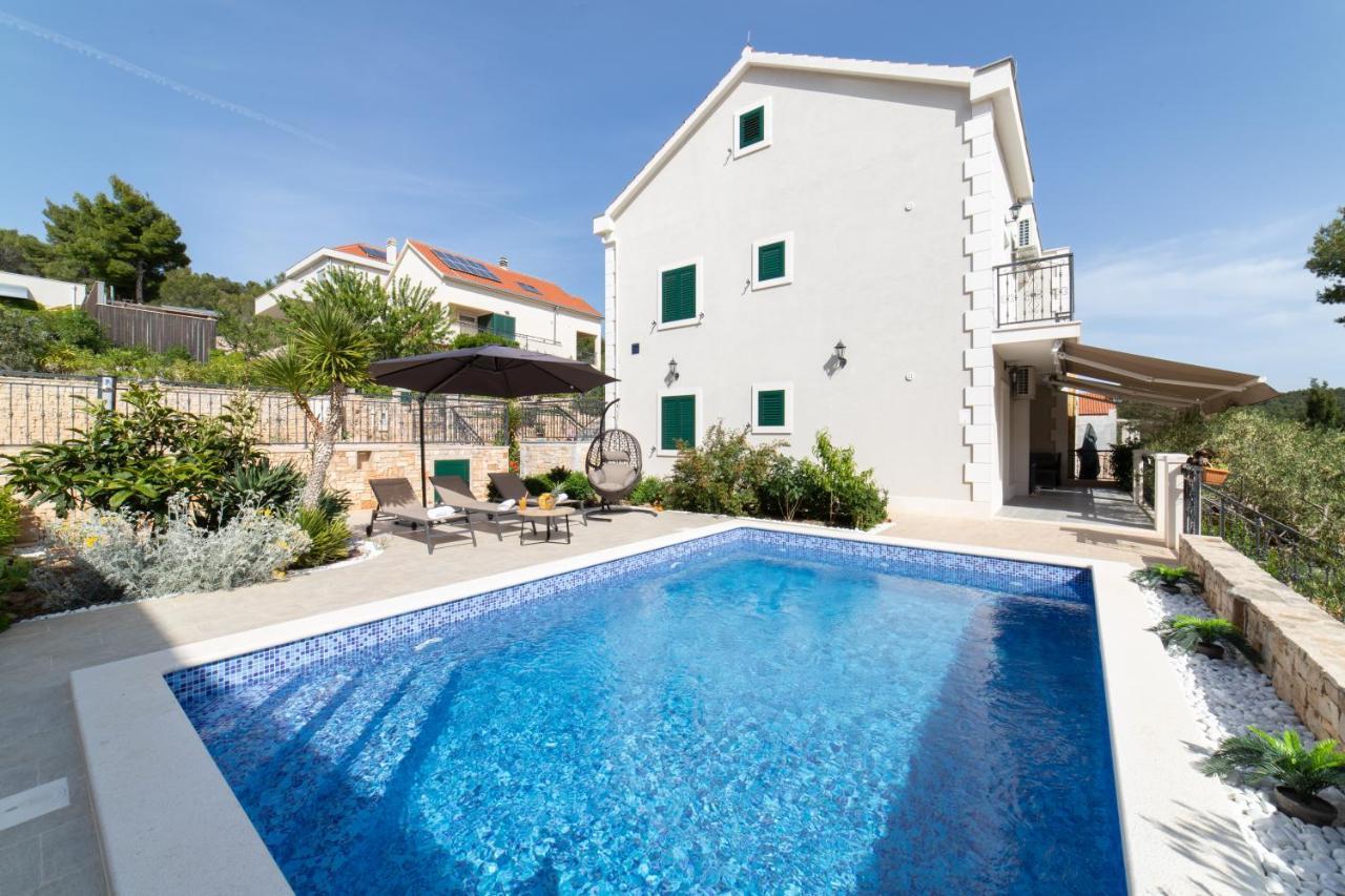 Villa Sun Garden - 4 Star Villa With Heated Swimming Pool, Quiet Bay, Bbq, 50M From The Sea Milna  Exteriér fotografie