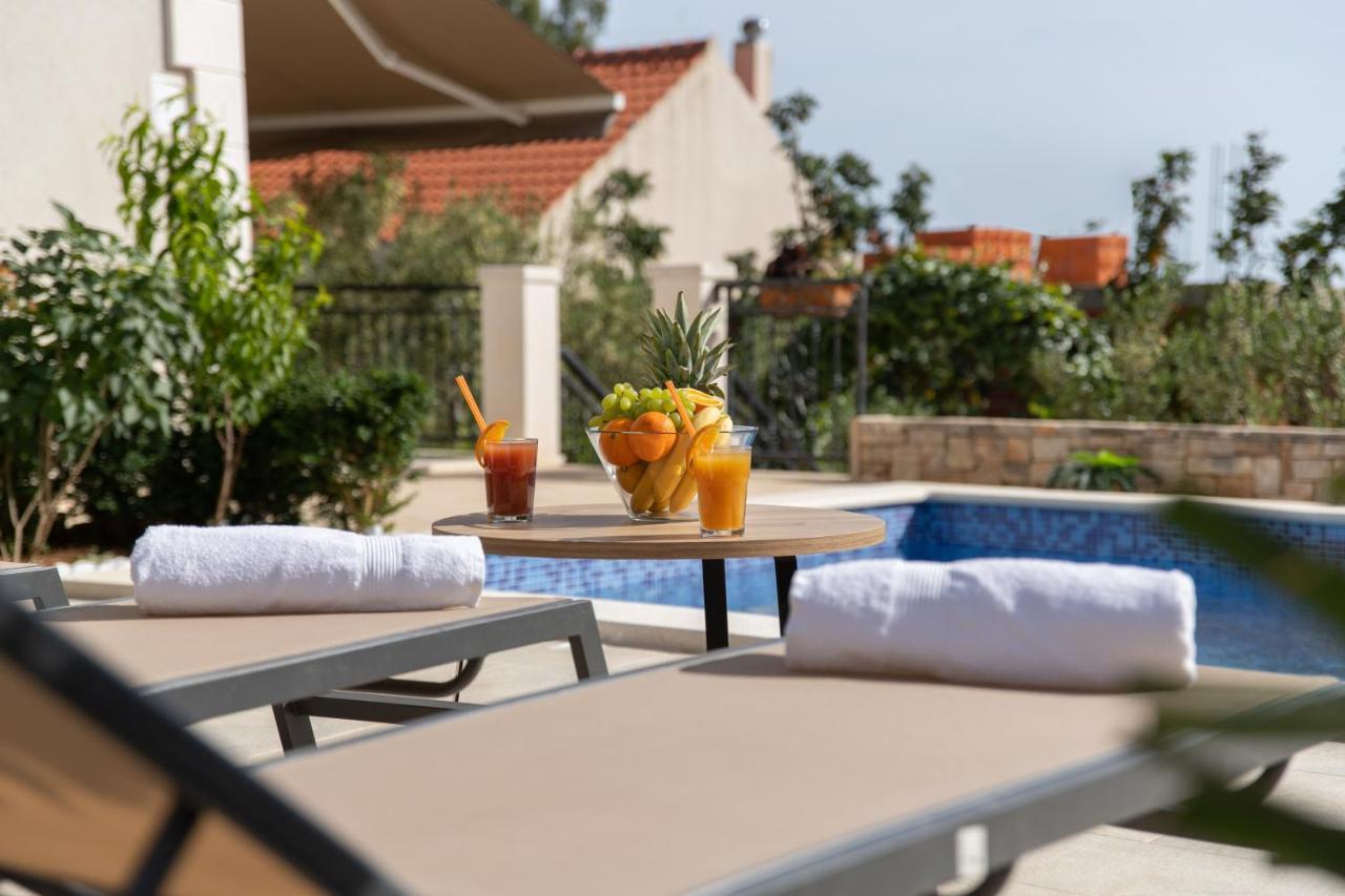 Villa Sun Garden - 4 Star Villa With Heated Swimming Pool, Quiet Bay, Bbq, 50M From The Sea Milna  Exteriér fotografie